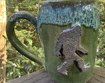 Mug Sasquatch Bigfoot - Environ 550 ml (19,5 oz). Céramique en grès.