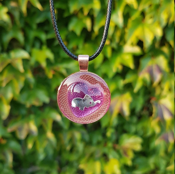 Kette mit Anhänger aus Epoxidharz. Rundes Amulett in Roségold mit silber Elefanten in rosa Herz