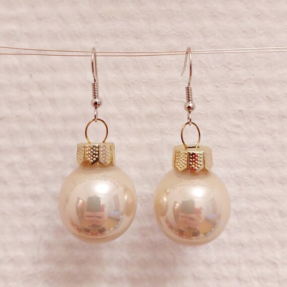 Christmas earrings with cream-colored balls