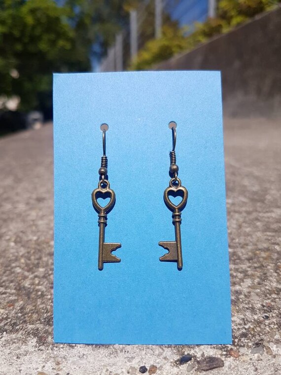 Earrings / ear pendants with small keys in antique gold / antique bronze with heart