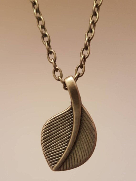 Necklace with leaf pendant in bronze