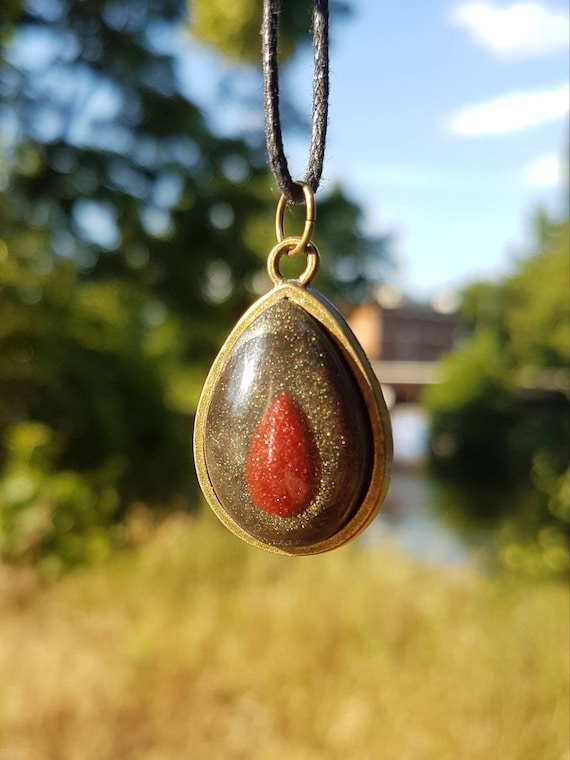 Necklace with drop-shaped pendant