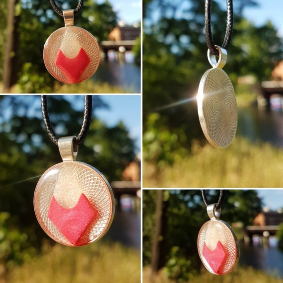 Necklace with round amulet made of epoxy resin