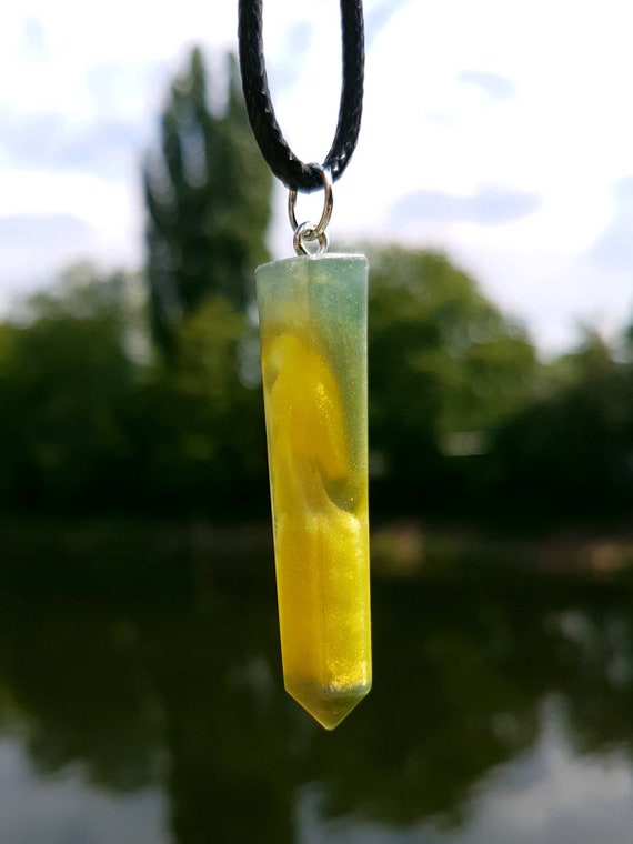 Necklace with pendant made of epoxy resin - metallic yellow dynamics - stalactite shape