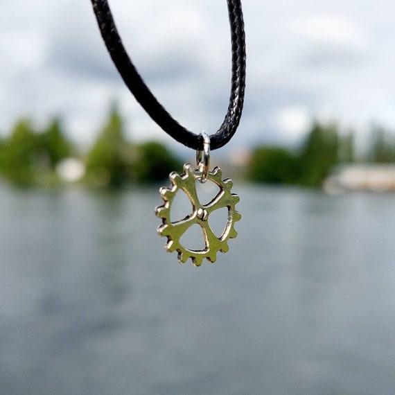 Black necklace with silver pendant - Steampunk gear