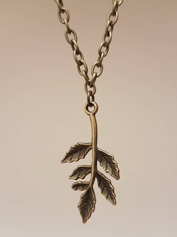 Necklace with leaf pendant in bronze