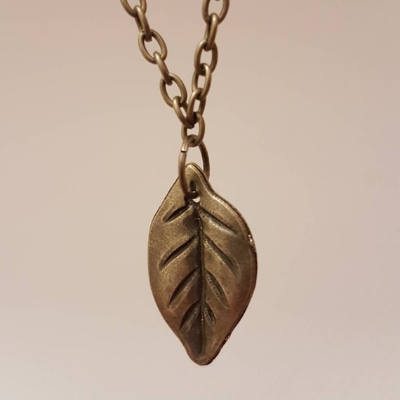 Necklace with leaf pendant in bronze
