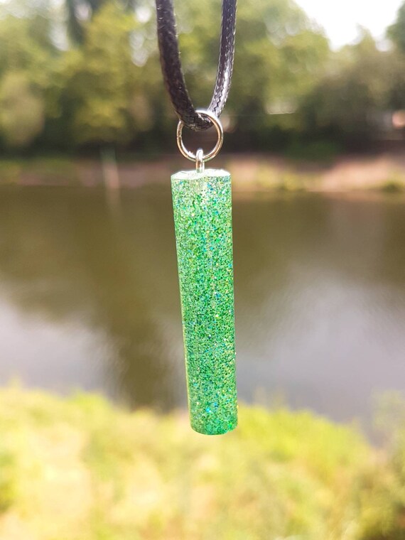 Kette mit handgefertigtem Anhänger aus Epoxidharz - blauer, grüner und silberner Glitzer in durchsichtigem Epoxy - Form Zylinder