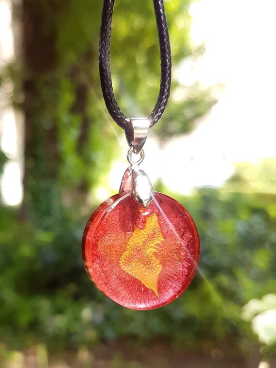 Kette mit rundem Anhänger aus Epoxidharz - rot trifft gold (Metallic-Farben)