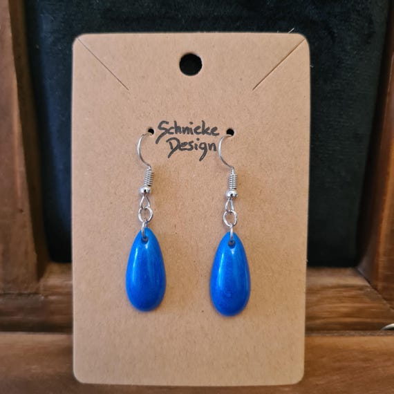 Drop-shaped earrings made of blue epoxy resin