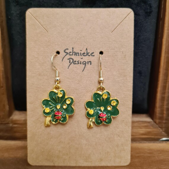 Earrings with clover leaves made of enamel
