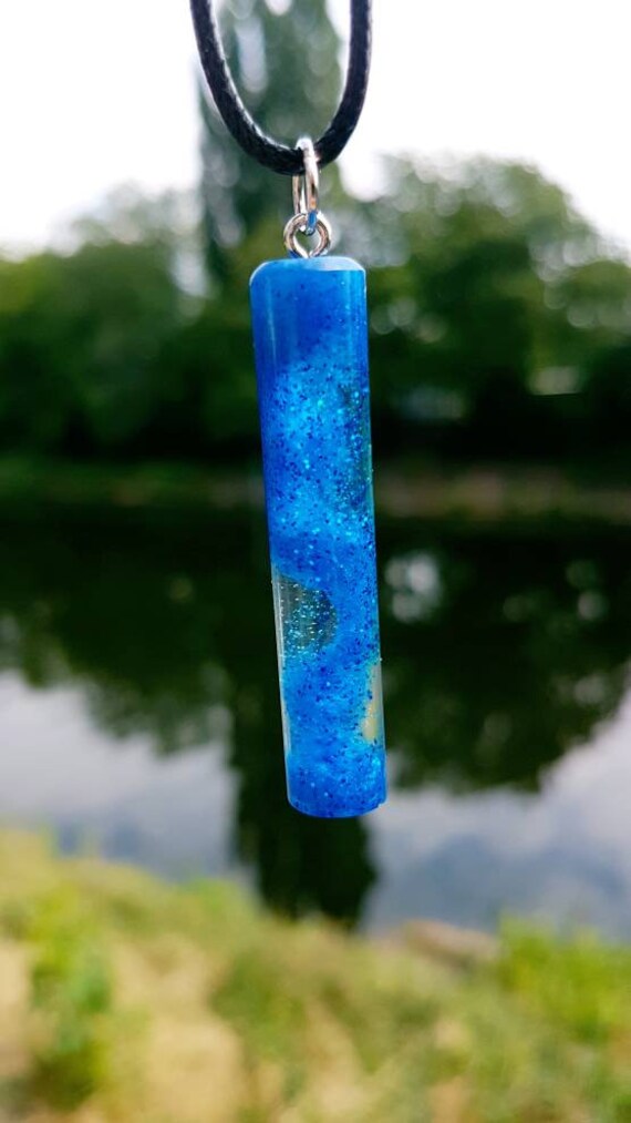 Kette mit handgefertigtem Anhänger aus Epoxidharz - Glitzerwirbel in metallic blau in durchsichtigem Epoxy - Form Zylinder