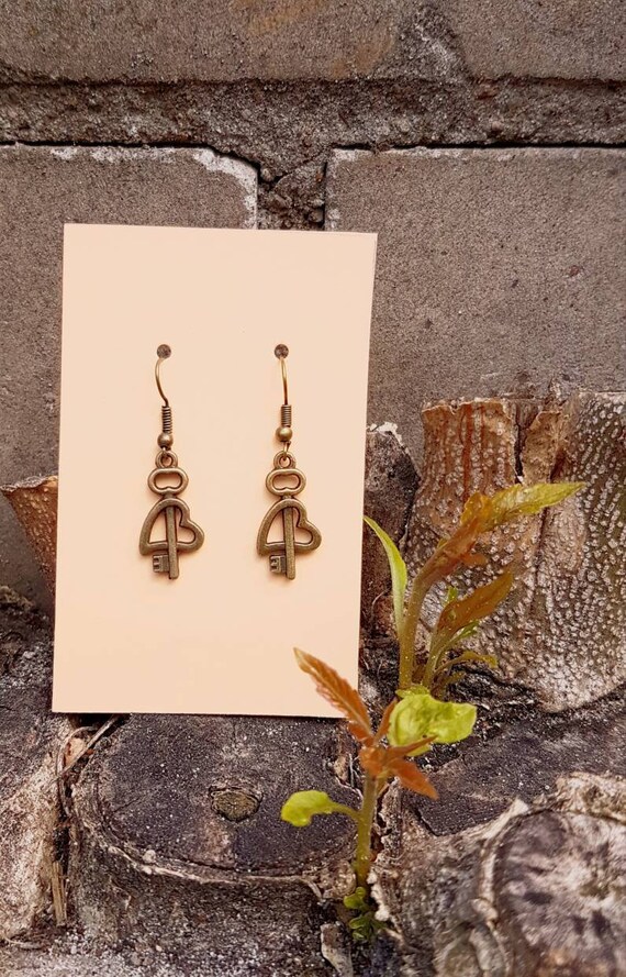 Earrings / ear pendants with small keys in antique gold / antique bronze with heart