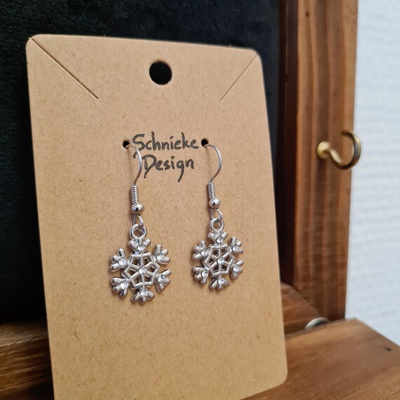 Wintery earrings with glittering snowflakes