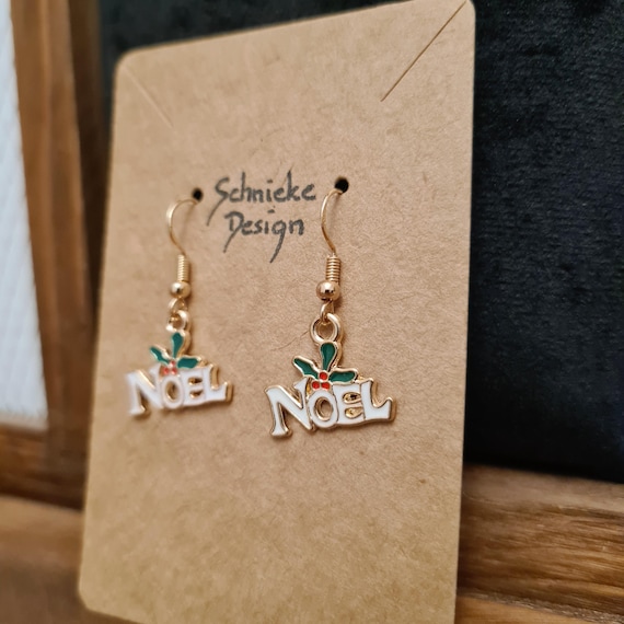 Christmas earrings with the lettering "Noel" and holly