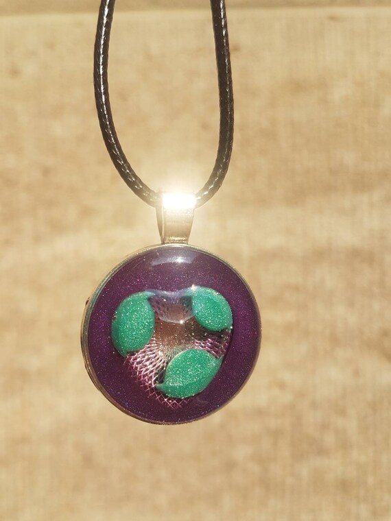 Necklace with round pendant: pink heart with turquoise dots on metallic purple background - made of epoxy resin