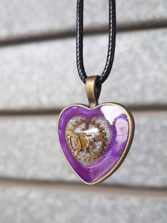 Necklace with heart-shaped pendant: Amulet with gear in bronze on metallic silver and purple epoxy resin