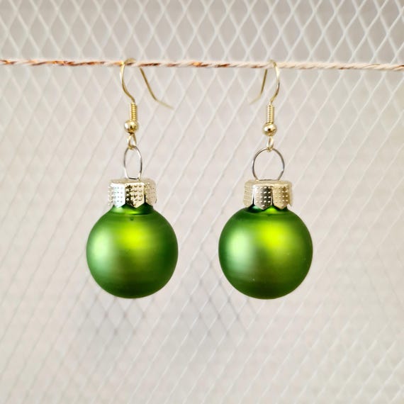 Christmas earrings with balls in green - matte or shiny