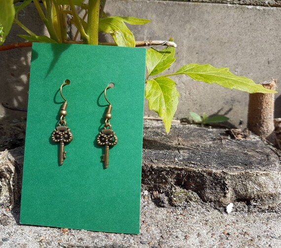 Earrings with owl keys in antikbronze