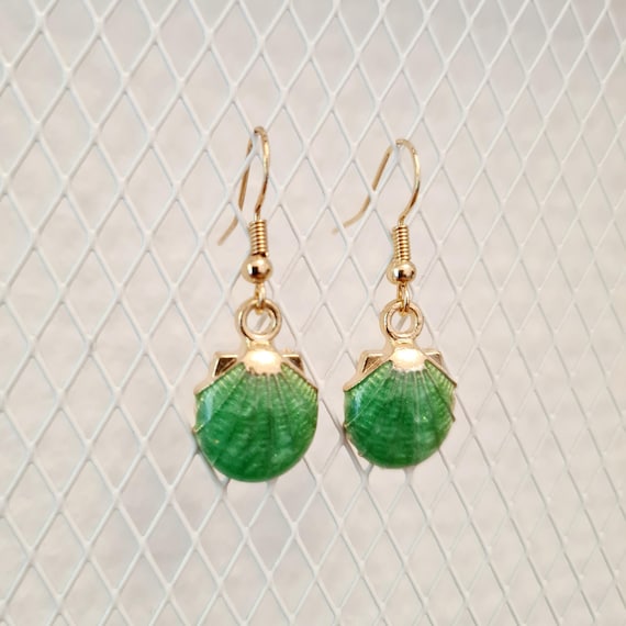 Earrings with shiny enamel shells