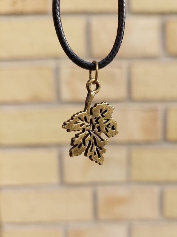 Necklace with leaf pendant in bronze