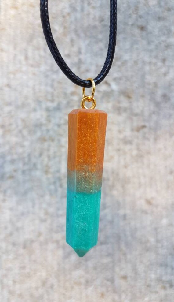 Kette mit Anhänger aus Epoxidharz - metallic gold trifft türkis - Form Stalaktit