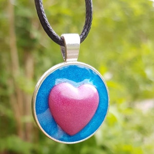 Ketting met ronde hanger: roze hart in metallic blauw - gemaakt van epoxyhars - zetting in zilver