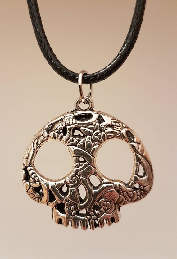 Black chain with silver skull as pendant