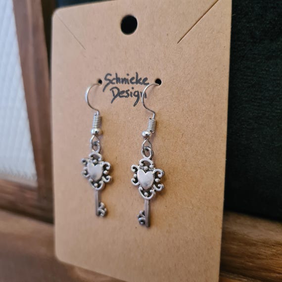 Earrings with small keys in silver with heart