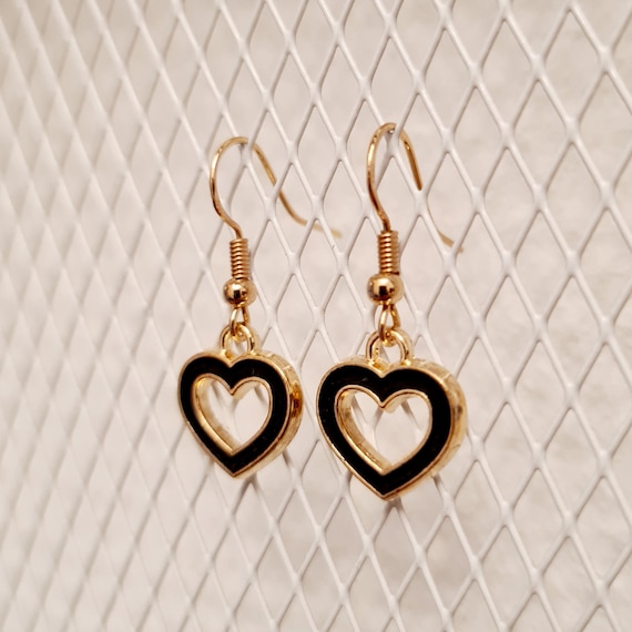 "Dark Heart" earrings made of enamel