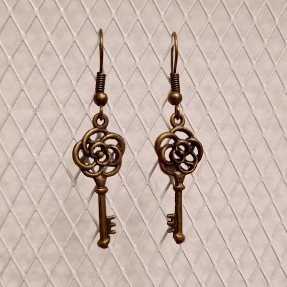 Earrings antique gold with key in floral design rose
