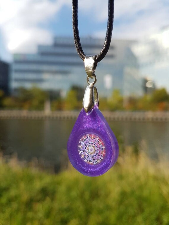 Necklace with drop-shaped pendant made of epoxy resin