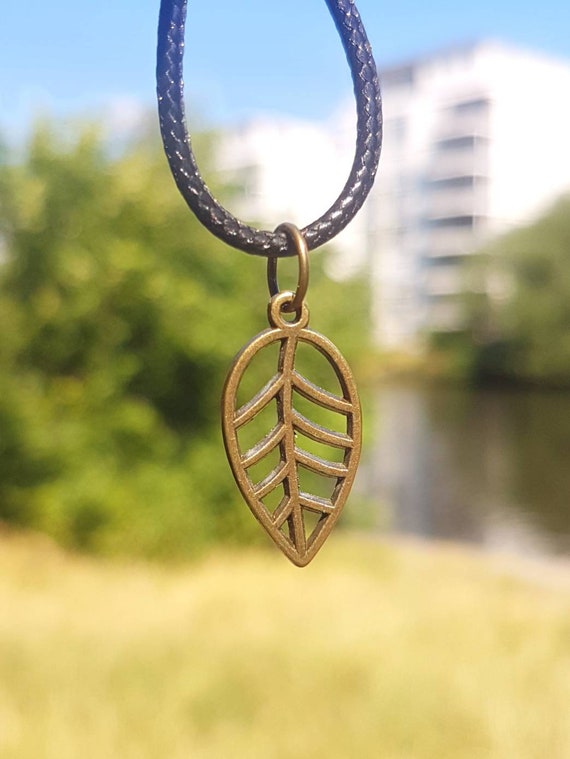 Necklace with leaf pendant in bronze