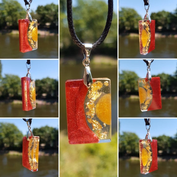 Kette mit rechteckigem Anhänger aus Epoxidharz - rot trifft gold - mit Blattgoldakzenten