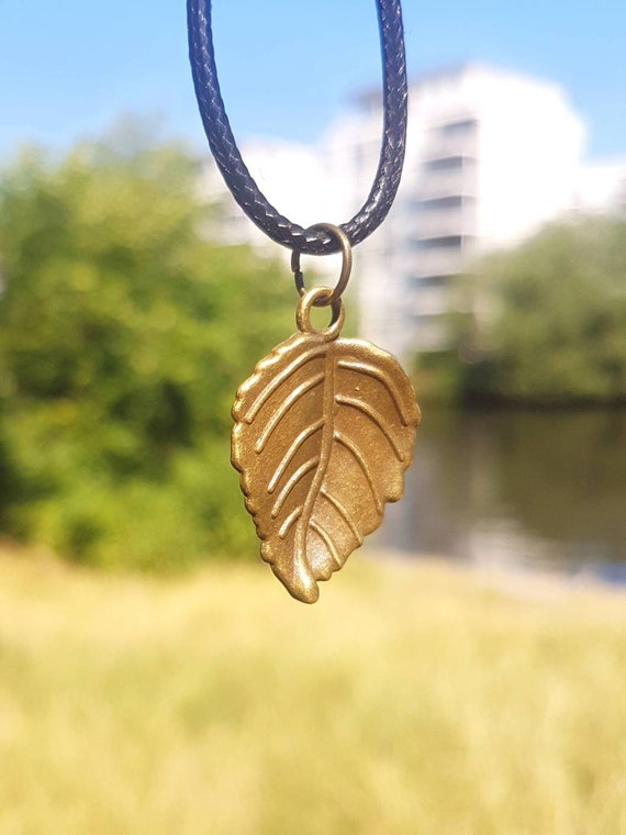 Necklace with leaf pendant in bronze