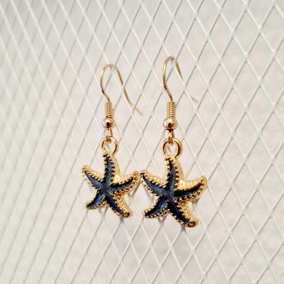 Earrings with starfish made of enamel