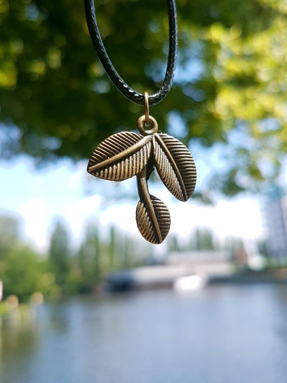 Necklace with leaf pendant in bronze