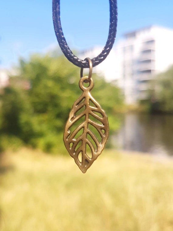 Necklace with leaf pendant in bronze