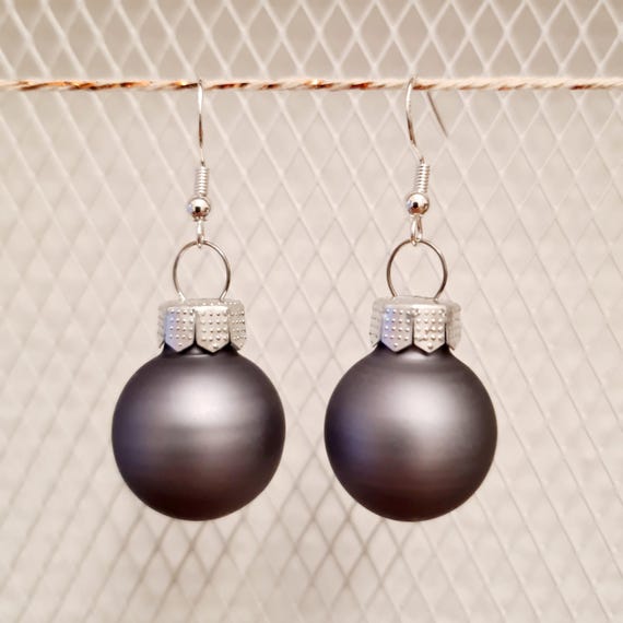 Christmas earrings with silver-grey balls - matte or shiny
