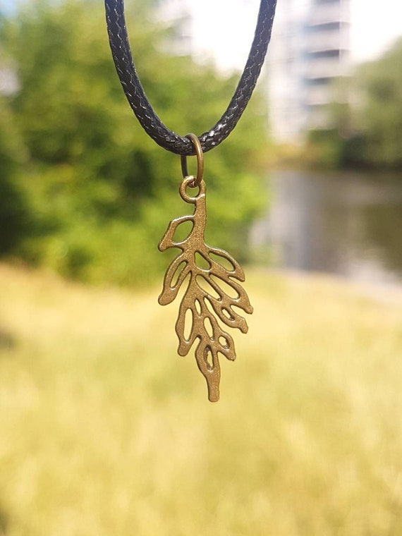 Necklace with leaf pendant in bronze