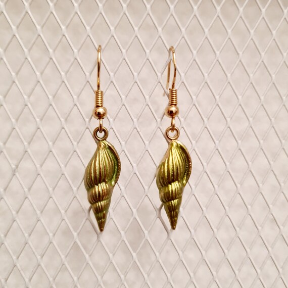Earrings with green gold shiny enamel shells