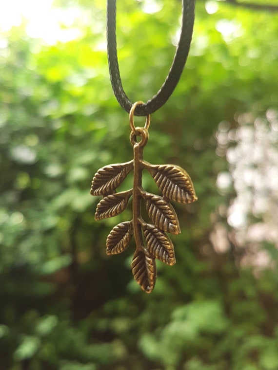 Necklace with pendant in antique gold with leaves
