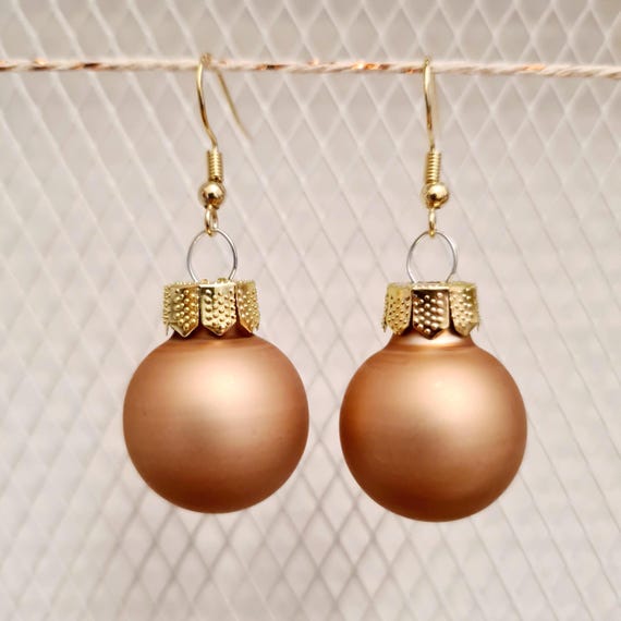 Christmas earrings with sand-colored balls