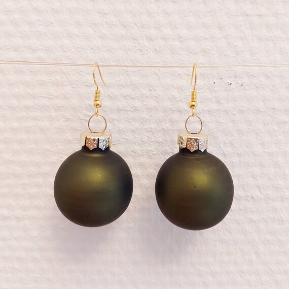 Earrings Christmas with green balls matt