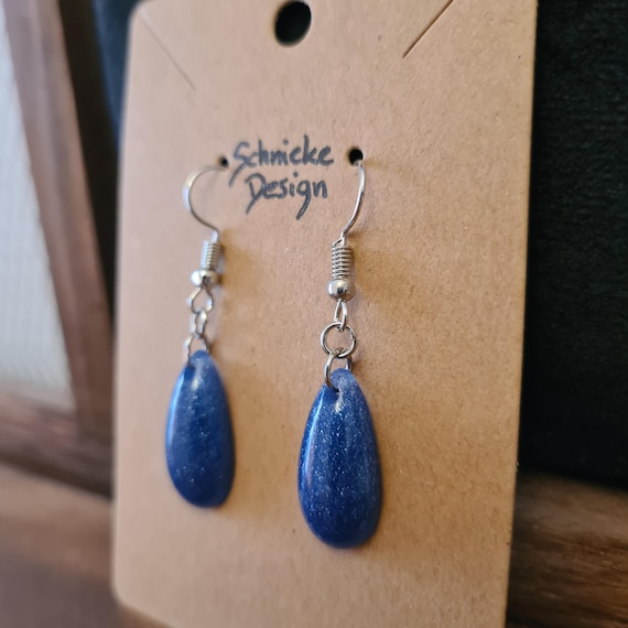 Drop-shaped earrings made of epoxy resin in metallic midnight blue