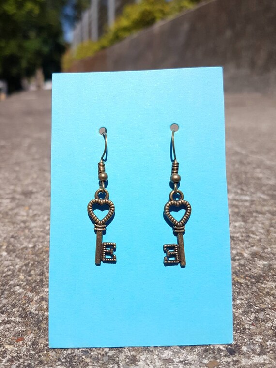 Earrings / ear pendants with small keys in antique gold / antique bronze with heart