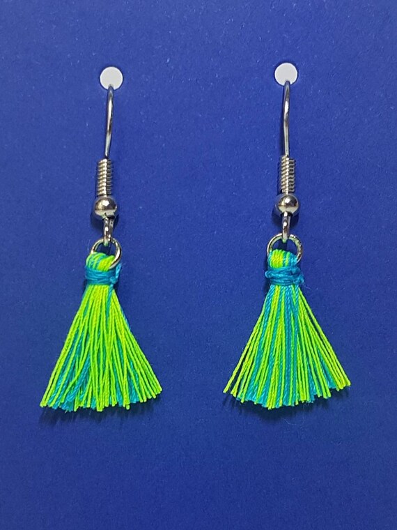 Earrings with mini tassel in neon colors. Small, light and lively!