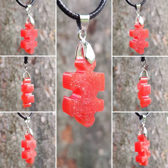 Kette mit Anhänger aus Epoxidharz -  Puzzleteil in metallic rot und silber Glitzer gegossen