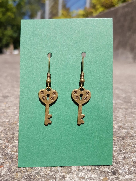 Earrings with small keys in antique bronze with heart