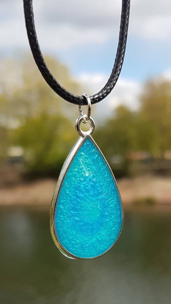 Necklace with drop-shaped pendant made of epoxy resin metallic: turquoise blue like the Caribbean in a silver frame